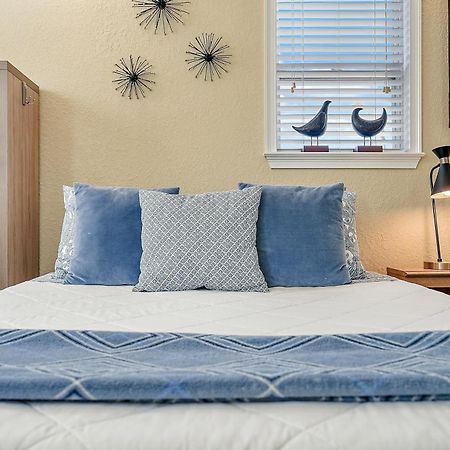 Retro Retreat In Dtsp - Explore The Downtown Area سانت بطرسبرج المظهر الخارجي الصورة