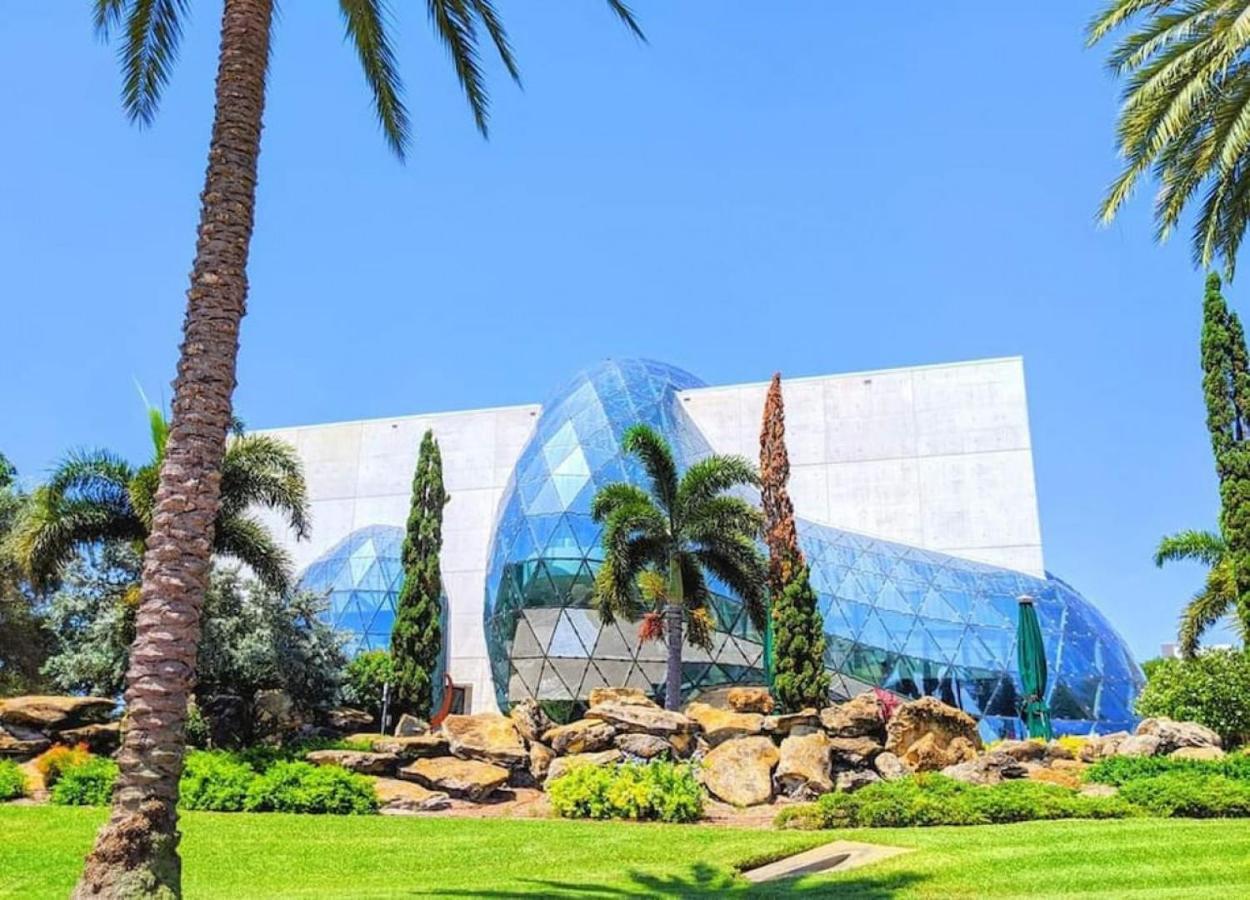 Retro Retreat In Dtsp - Explore The Downtown Area سانت بطرسبرج المظهر الخارجي الصورة