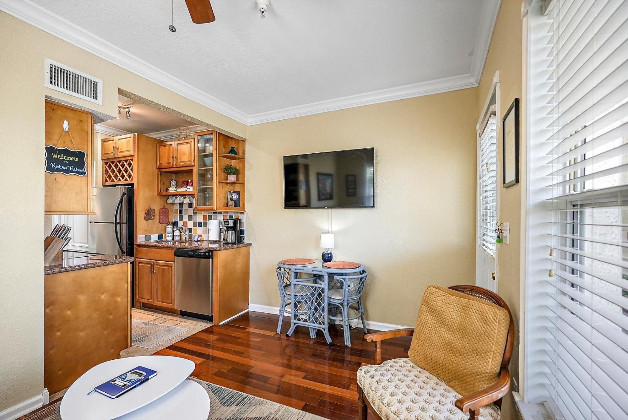 Retro Retreat In Dtsp - Explore The Downtown Area سانت بطرسبرج المظهر الخارجي الصورة